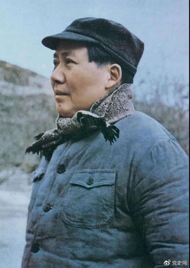 　　1947年3月18日，中共中央機(jī)關(guān)主動(dòng)撤離延安。毛澤東和周恩來(lái)、任弼時(shí)等繼續(xù)留在陜北，指揮全國(guó)人民解放戰(zhàn)爭(zhēng)。這是轉(zhuǎn)戰(zhàn)陜北前夕的毛澤東。